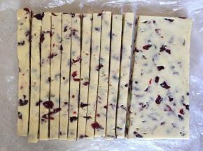 冰箱冷藏一个小时至硬，取出切条，切块