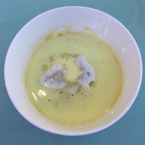 加入玉米油和纯牛奶，用蛋抽搅打均匀。