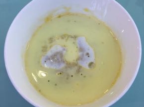 加入玉米油和纯牛奶，用蛋抽搅打均匀。