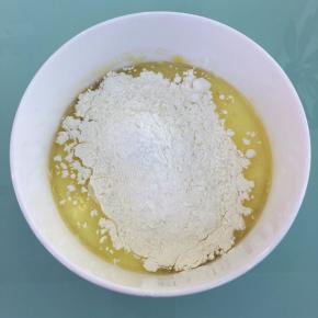 筛入低筋面粉，用蛋抽搅打至无干粉。