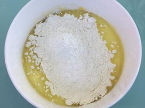 筛入低筋面粉，用蛋抽搅打至无干粉。