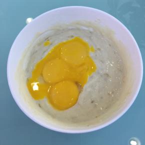 加入蛋黄拌匀。
