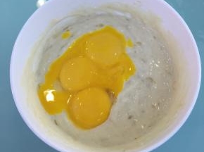 加入蛋黄拌匀。