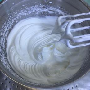 蛋白中滴入几滴柠檬汁或白醋，加入细砂糖，用电动打蛋器低速打发至湿性发泡（即提起打蛋器有直立的小弯钩）。