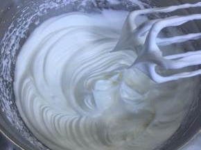 蛋白中滴入几滴柠檬汁或白醋，加入细砂糖，用电动打蛋器低速打发至湿性发泡（即提起打蛋器有直立的小弯钩）。