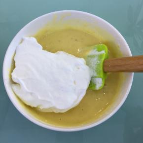 取三分之一的蛋白霜到蛋黄糊里，翻拌均匀。