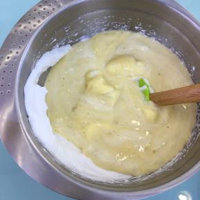 将翻拌好的蛋糕糊倒入到剩余的蛋白霜中，翻拌均匀。