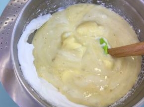 将翻拌好的蛋糕糊倒入到剩余的蛋白霜中，翻拌均匀。