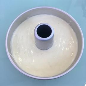 将拌好的蛋糕糊倒入中空模具中，轻轻的晃动几下，再用力震几下，震出大气泡。