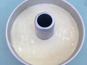 将拌好的蛋糕糊倒入中空模具中，轻轻的晃动几下，再用力震几下，震出大气泡。