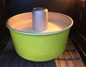 送入事先预热好的烤箱下层，上下火150度，45分钟。