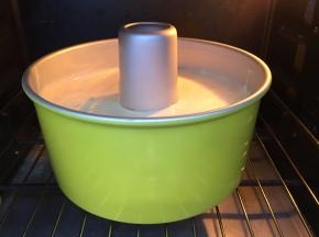 送入事先预热好的烤箱下层，上下火150度，45分钟。