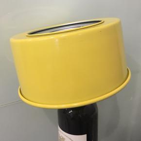 烤好后戴上隔热手套将蛋糕模取出，大力的将模具在桌面震一下，再倒扣晾凉。