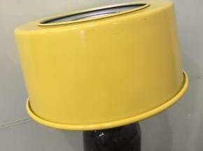 烤好后戴上隔热手套将蛋糕模取出，大力的将模具在桌面震一下，再倒扣晾凉。