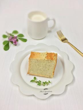 蛋糕完全冷却后脱模，切块即可食用。