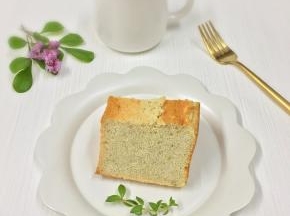 蛋糕完全冷却后脱模，切块即可食用。