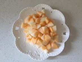 甜瓜去皮洗净切块