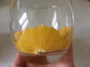 橙子去皮切片对半切开贴杯子上