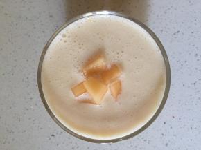 上面点缀甜瓜粒