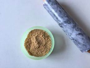 将消化饼干放保鲜袋中，用擀面杖碾碎至小颗粒