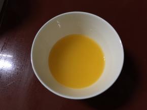 切开新鲜的百香果，隔渣取100克果汁（约4个大百香果）