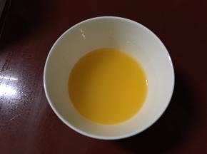 切开新鲜的百香果，隔渣取100克果汁（约4个大百香果）