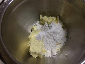 在打蛋盆中放入软化好的奶油奶酪和60克糖粉