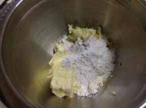 在打蛋盆中放入软化好的奶油奶酪和60克糖粉