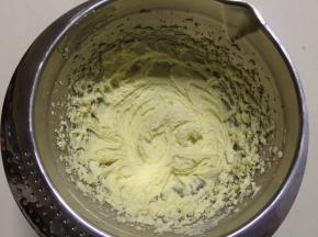 用电动打蛋器中速打发至完全融合，柔滑