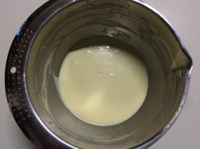 加入50克纯牛奶，用刮刀搅拌均匀