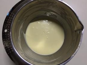 加入50克纯牛奶，用刮刀搅拌均匀