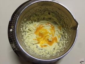 加入100克百香果汁，继续中速打发至完全融合