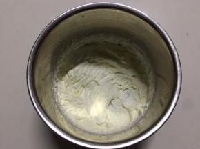 135克淡奶油中加入14克糖粉，用电动打蛋器中速打发至8-9分发