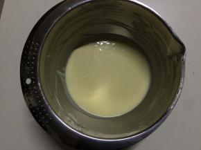 14克的吉利丁片提前泡冷水软化，隔水加热融化后冷却至室温，加入到芝士液中，边倒边搅拌均匀