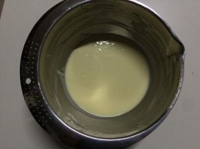 14克的吉利丁片提前泡冷水软化，隔水加热融化后冷却至室温，加入到芝士液中，边倒边搅拌均匀