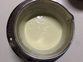 加入芝士液中，可用刮刀或蛋抽搅拌至看不见漂浮的淡奶油