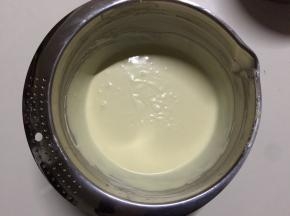 加入芝士液中，可用刮刀或蛋抽搅拌至看不见漂浮的淡奶油