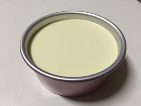 取出冷藏中的铺好饼底的模具，将芝士蛋糕液倒进模具中，盖保鲜膜后冷藏过夜