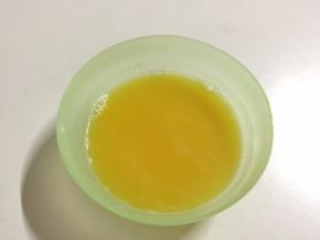 芝士液冷藏凝固后，开始制作镜面，取50克新鲜的百香果汁（约2个大百香果）