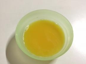 芝士液冷藏凝固后，开始制作镜面，取50克新鲜的百香果汁（约2个大百香果）