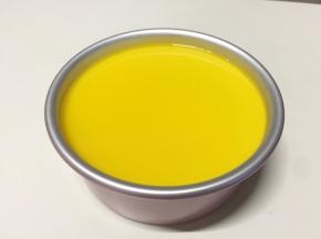 提前用冷水泡软7克吉利丁片，在容器内加入所有镜面材料，隔水融化后冷却至室温，倒在芝士蛋糕表面，继续冷藏2小时