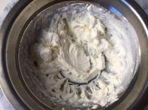 镜面完全凝固后，制作表面装饰，取30克淡奶油和3克糖粉，打发至硬性