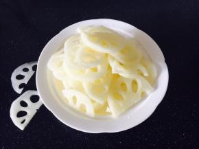 藕
清洗，先把藕的表皮洗干净，切去两端的藕节，刮去表皮，切约2毫米薄片，放到清水里泡2分钟左右，析出淀粉，再清洗2、3遍藕片，直至洗到藕片的水清透为止。
焯水，锅里的水开了以后，放入藕片，等水开了后，煮约1分钟左右，捞出，过凉水，沥干水分，备用。
