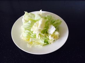 圆白菜
清洗，圆白菜洗干净，用手撕法，撕去带根带筋的部分，选用菜叶部分，把菜叶撕成豆腐块大小。
焯水，锅里的水开后，放入圆白菜，大约30秒左右捞出，过凉水，沥干水分，备用。
小贴士，有的小伙伴会认为，焯圆白菜时一定要把它焯熟焯透，这样做出来的圆白菜是软塌塌的。