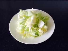 圆白菜
清洗，圆白菜洗干净，用手撕法，撕去带根带筋的部分，选用菜叶部分，把菜叶撕成豆腐块大小。
焯水，锅里的水开后，放入圆白菜，大约30秒左右捞出，过凉水，沥干水分，备用。
小贴士，有的小伙伴会认为，焯圆白菜时一定要把它焯熟焯透，这样做出来的圆白菜是软塌塌的。