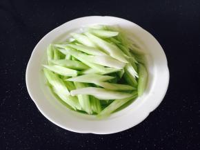 西芹
清洗，西芹去叶去根部，清洗干净，用削皮刀刮去表皮较老的筋，切成斜段，斜段约4、5厘米长，1厘米宽。
焯水，锅里水开后，放入西芹，煮约30秒左右（不要等水开），捞出，过凉水，沥干水分，备用。

