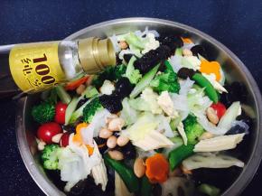 拌菜，倒入少许香油（芝麻油），拌匀。