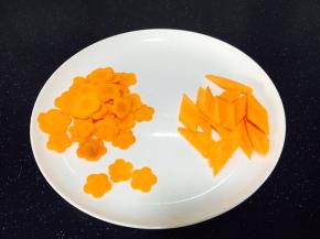 胡萝卜
清洗，胡萝卜清洗干净，去皮，切成薄片，切成你喜欢的形状。
焯水，锅开了以后，放少许盐，少许油，放入胡萝卜片，煮熟，捞出，过凉水，沥干水分，备用。
