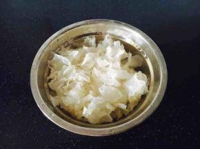 银耳
泡发，银耳泡发半个小时，去掉黄色的根部，撕成小朵。
焯水，锅里的水开了以后，放入银耳煮约1分钟左右，捞出过凉水，沥干水分备用。