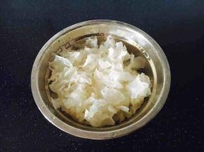 银耳
泡发，银耳泡发半个小时，去掉黄色的根部，撕成小朵。
焯水，锅里的水开了以后，放入银耳煮约1分钟左右，捞出过凉水，沥干水分备用。
